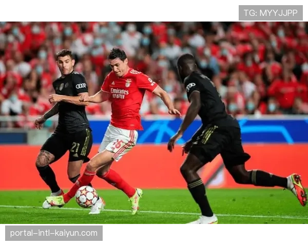 特写：39岁的佩佩在波尔图对阵本菲卡的比赛中头球破门，刷新欧冠最年长进球者纪录